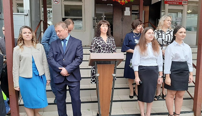 Ольга Коробова поздравила с Днем знаний школьников микрорайона Турынино 