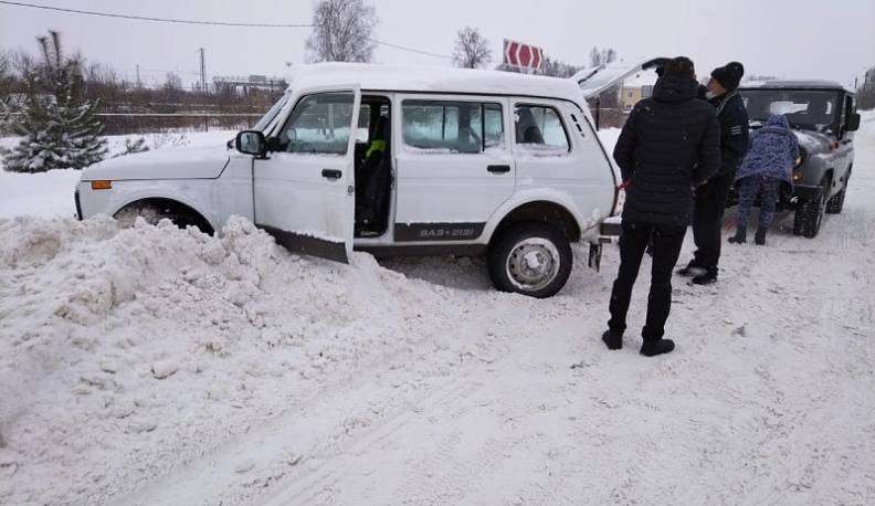 Росгвардейцы вытащили из сугроба слетевшую в кювет машину в Калужской области