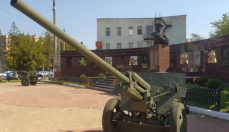 В Малоярославце на площади Жукова установили два артиллерийских орудия.