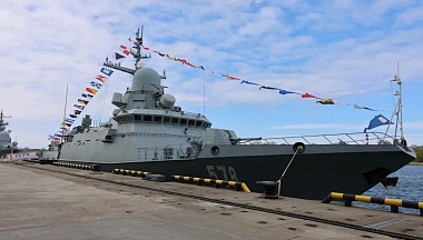 В Балтийске прошла церемония поднятия Андреевского флага на подшефном Калуге корабле «Буря»