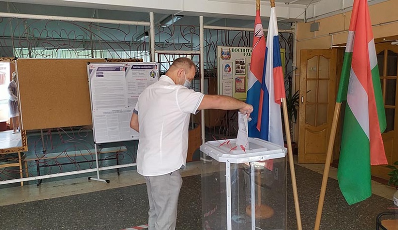 За поправки к Конституции проголосовал городской депутат Александр Окунев