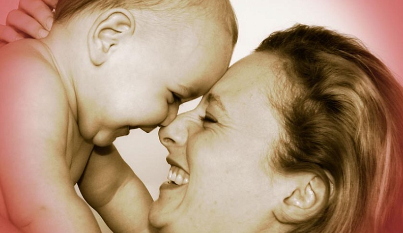 Губернатор Анатолий Артамонов поздравил жителей области с Днем матери