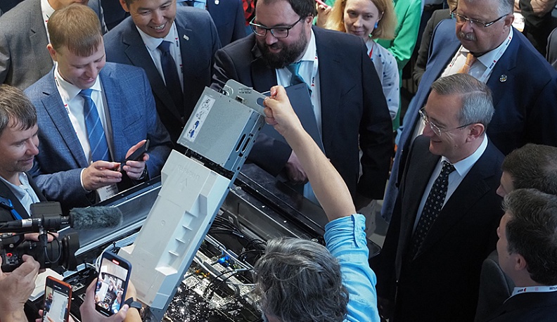 Максут Шадаев (в центре) и Владислав Шапша осматривают выставку.