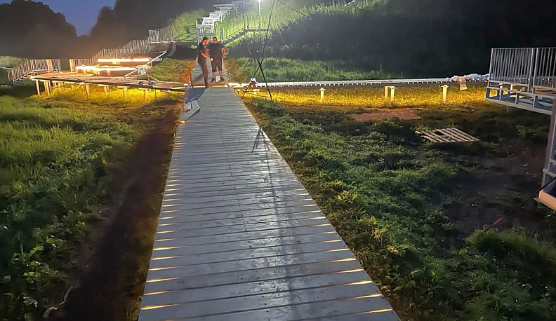 В Текиженском овраге Боровска подсветили деревянные настилы