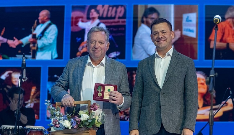 За особые заслуги перед Калужской областью отметили создателя «Мира гитары» Олега Акимова