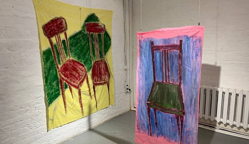 В калужской галерее открылась выставка Хаима Сокола «Розовые тумбочки и другие субъекты»