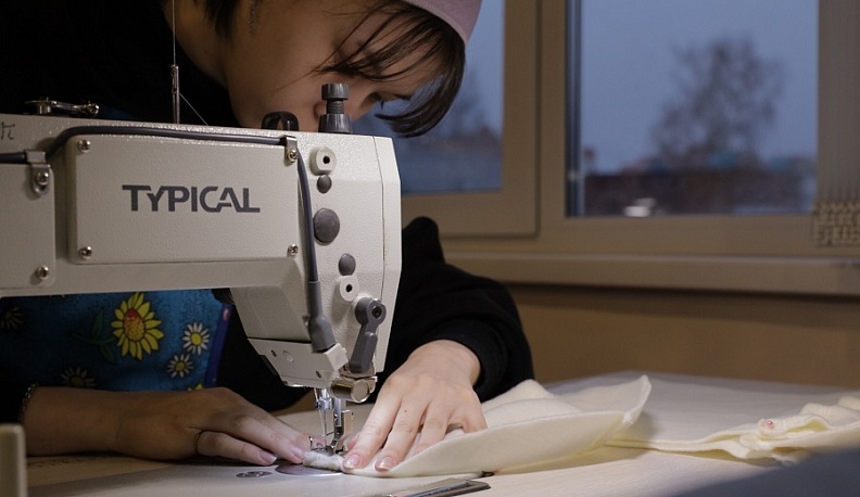 Студенты Калужского колледжа сервиса и дизайна отшили почти 400 балаклав для участников СВО