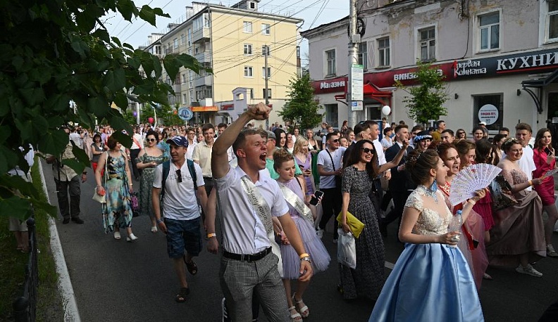 Простились мы со школою