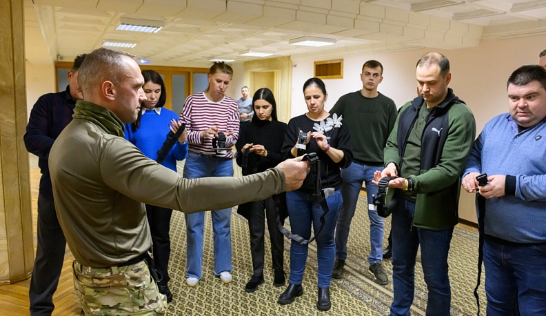 Сотрудники областной администрации изучают азы тактической медицины