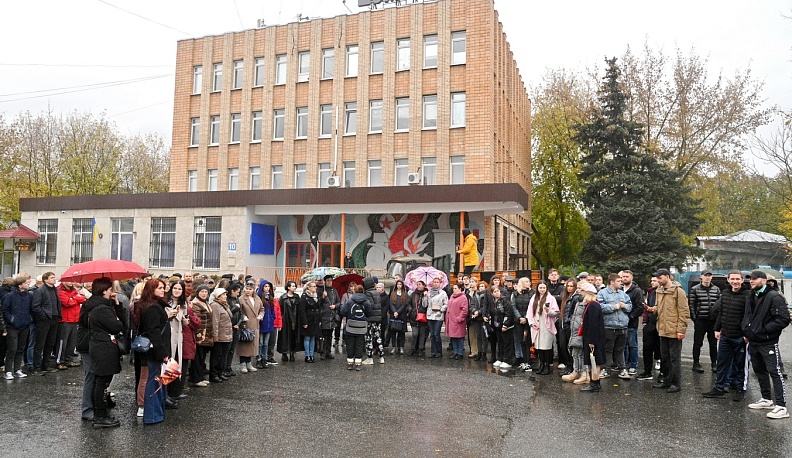 Сотни калужан поучаствовали в съемке сериала у Дома печати