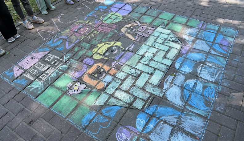 В Кирове прошёл традиционный конкурс рисунков на асфальте, посвящённый Дню защиты детей