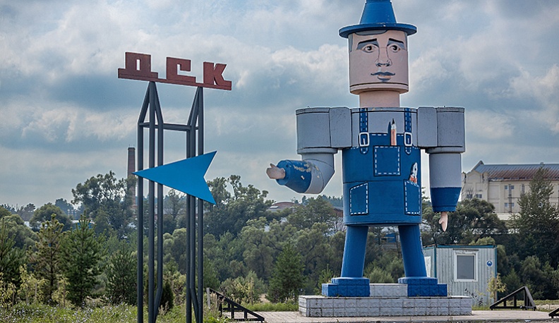 Как символ этой команды перед поворотом к ДСК установлен бетонный памятник, ставший визитной карточкой кировских строителей. - Этому нашему символу уже около 30 лет, - рассказывает Валентина Кудинова. - Он установлен по инициативе Бориса Львовича из желез