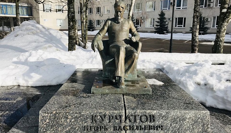 Памятник физику-ядерщику Игорю Курчатову расположен рядом с Центральным институтом повышения квалификации.