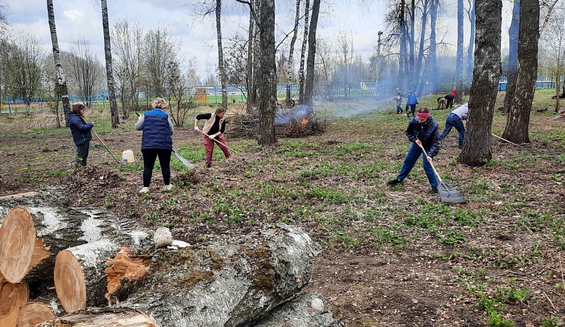 Сухиничане расчистили площадку для летнего отдыха детей