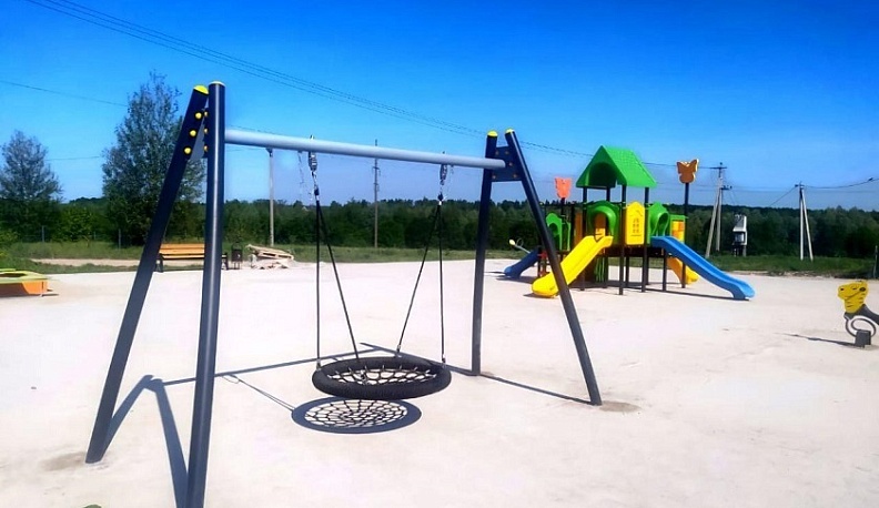 В посёлке Бабынино завершается благоустройство детской игровой площадки по улице Луговой