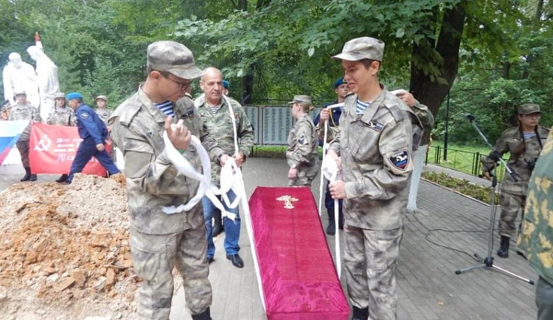 Почести, цветы и слёзы...