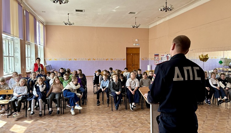 Первоклассникам калужской школы №4 рассказали о важности соблюдения ПДД