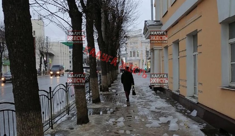 В центре Калуги со здания рухнула глыба льда