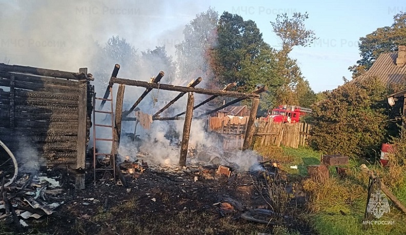 В Думиничском районе сгорели две хозпостройки