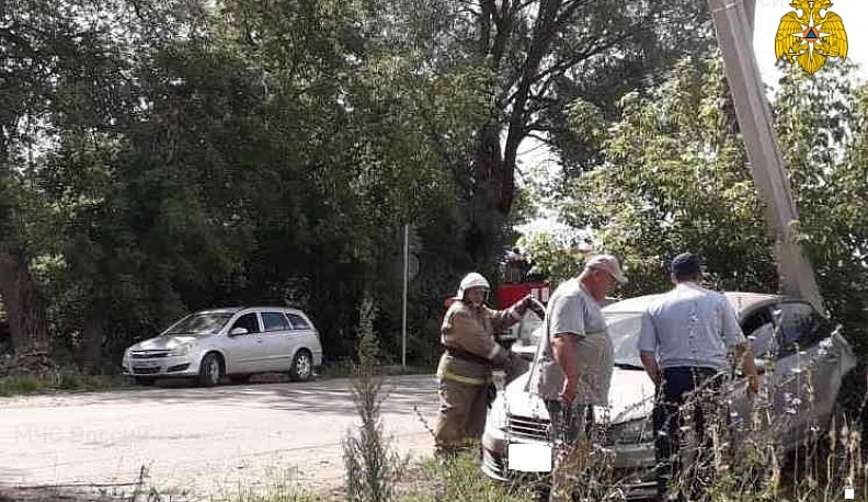 В Козельском районе водитель «Фольксвагена» врезался в столб