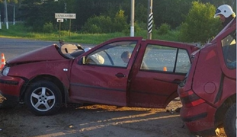 В Балабанове разорвало на части влетевшую в столб иномарку