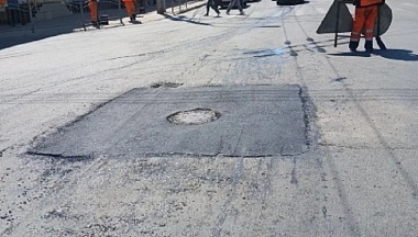 В Калуге по просьбе жителя заасфальтировали яму на перекрестке улиц Билибина и Телевизионной