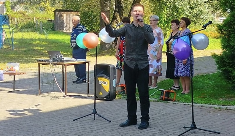 В Щелкановском сельском поселении Юхновского района избирателей встречала весёлая панда