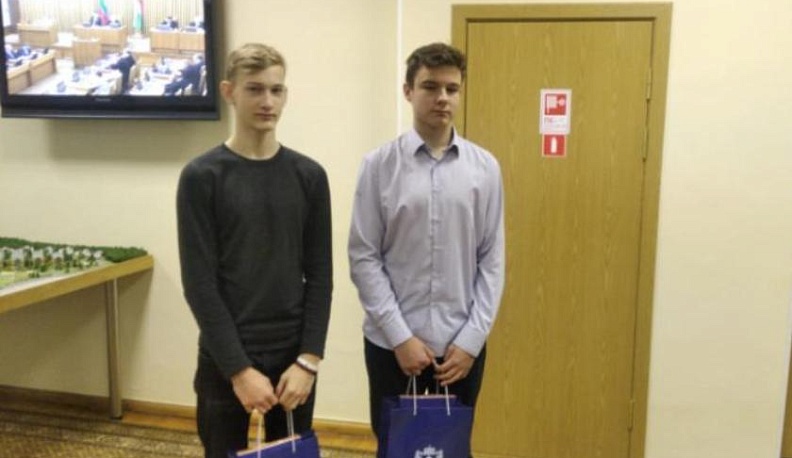 Сенатор Алексей Алесандров наградил детей-героев