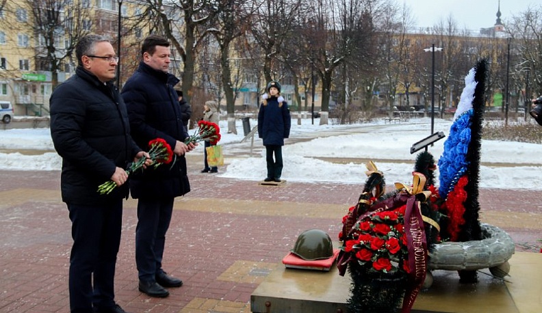 Дмитрий Денисов и Юрий Моисеев возложили цветы к вечному огню в Калуге