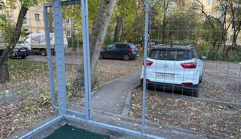 На улице Карла Либкнехта в Калуге закончили ремонт спортивной площадки