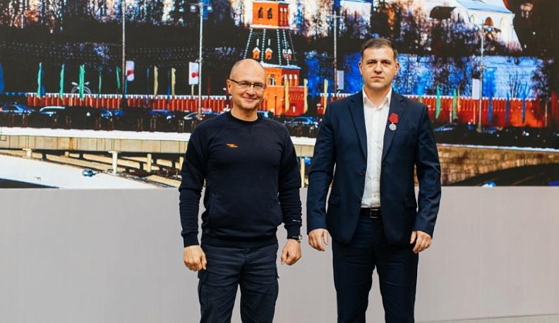 Недавно Александр Ефремов стал обладателем сразу двух наград. Событие состоялось в начале июня. Медаль ордена «За заслуги перед Отечеством» II степени Александру Викторовичу вручил первый заместитель руководителя администрации президента Сергей Владиленов