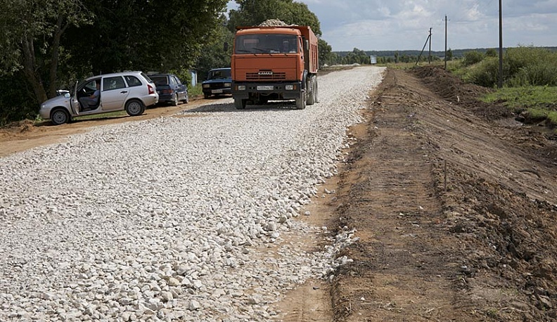 В Мещовском районе строят долгожданную дорогу