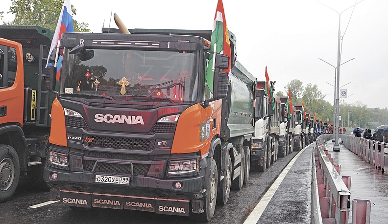 Первыми новую трассу опробовали 40 самосвалов.