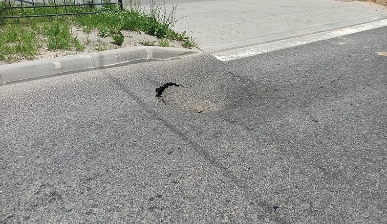 На отремонтированной в прошлом году дороге на Правобережье провалился асфальт