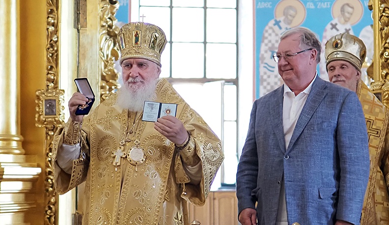 Председатель Императорского православного Палестинского общества Сергей Степашин присоединился к поздравлениям и вручил митрополиту Клименту почетный знак памяти императора Александра III.