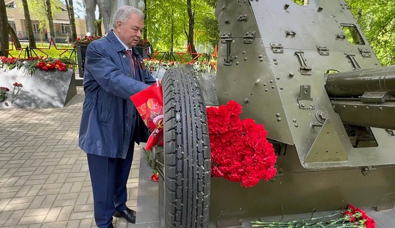 Анатолий Артамонов посетил мемориал в Хвастовичском районе