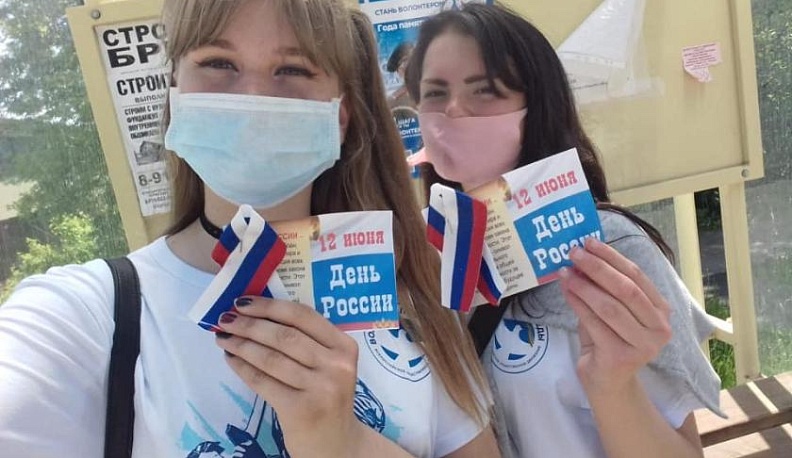 В Тарусе эстафету «Ленточка-триколор» поддержали члены местного отделения «Волонтеры Победы» 