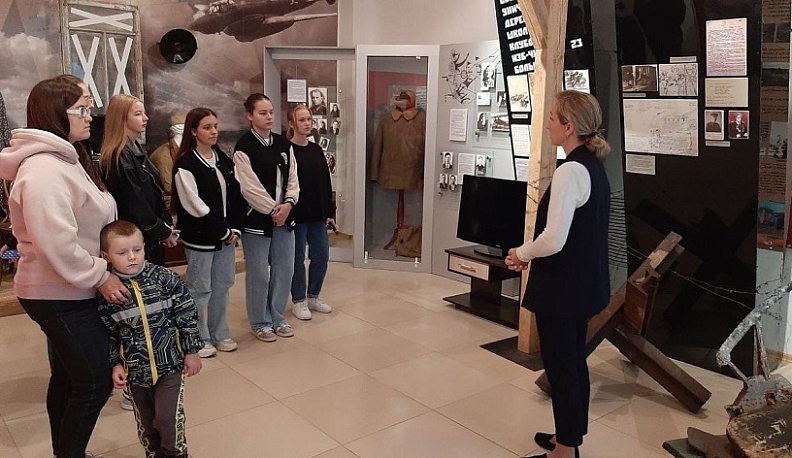 Для юхновских школьников провели экскурсию в городском музее