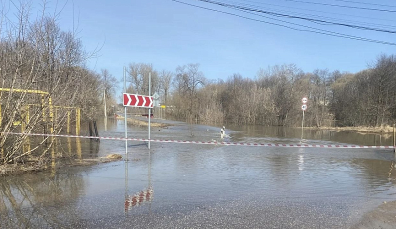 Паводок стал причиной закрытия проезда по мосту в Дзержинском округе