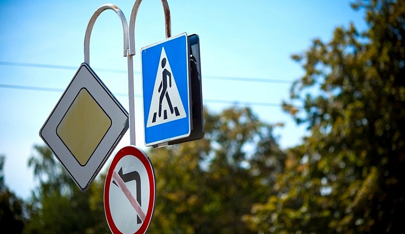 Житель Жиздринского района украл дорожные знаки и сдал их на металлолом