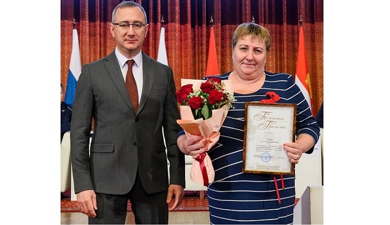 Владислав Шапша наградил почетной грамотой губернатора главу администрации деревни Михеево