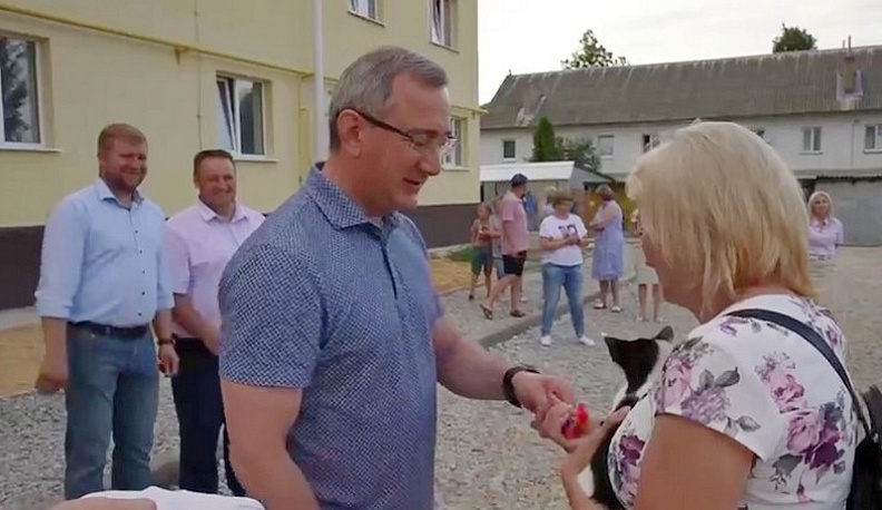 Владислав Шапша вручил ключи от новых квартир переселенцам из аварийного жилья в Думиничах