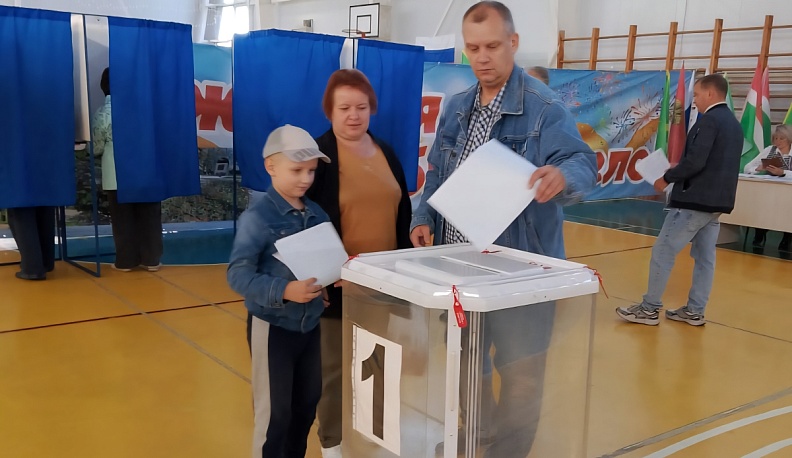 В Хвастовичах на выборы дети ведут родителей