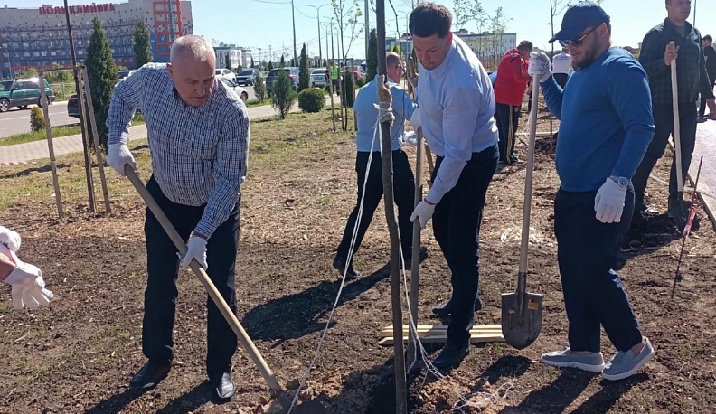 Министр спорта региона благоустроил территорию будущей ледовой арены в Балабанове