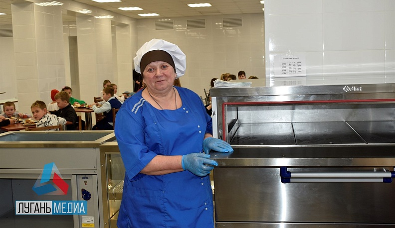 Школьники из Первомайска оценили обеды, приготовленные в отремонтированной калужскими специалистами столовой