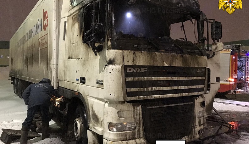 В Калуге ночью сгорела фура