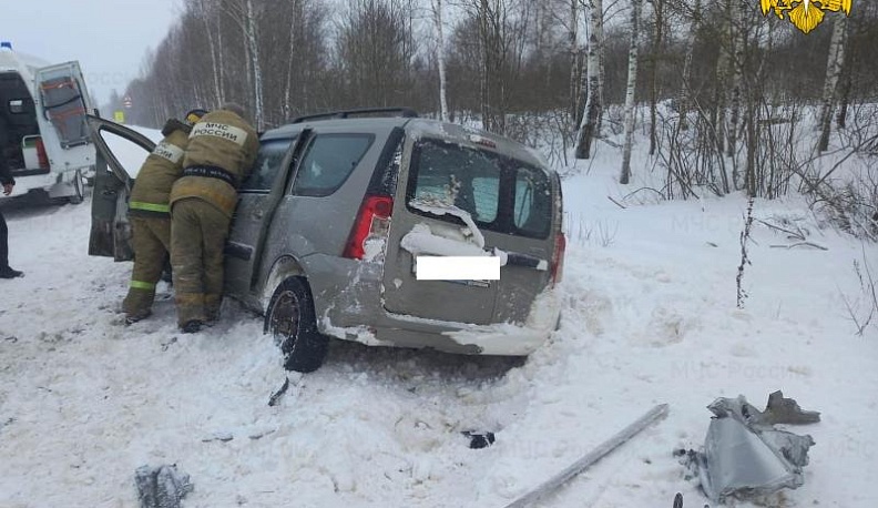 В Калужской области в лобовой аварии пострадал 64-летний водитель «Лады»
