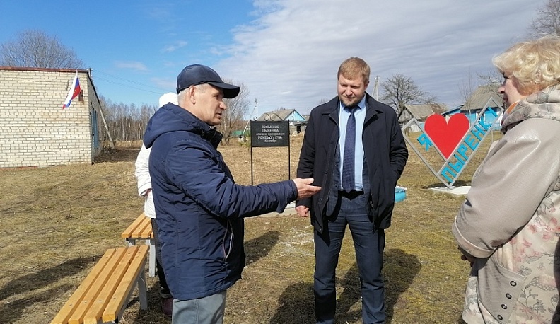 Житель Думиничского района при поддержке односельчан начал благоустраивать свою деревню