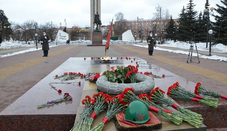 Владислав Шапша возложил цветы к могиле Неизвестного солдата в Калуге