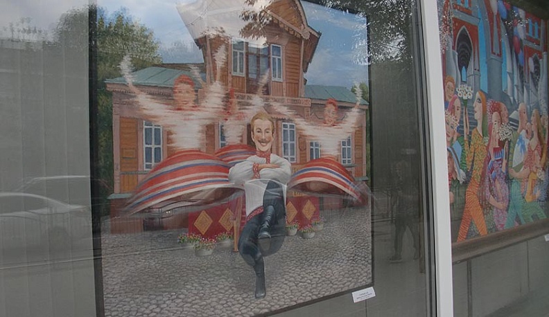 В витринах калужского Дома художника выставили картины Алексея Голубева 